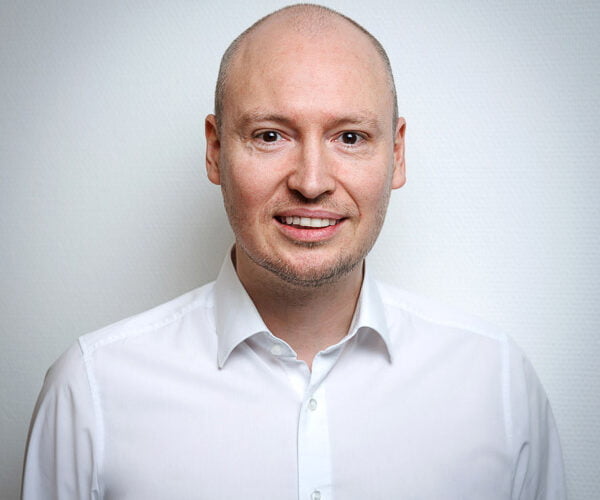 Prof. Dr. med. Dr. med. univ. Tim Godel, Facharzt für Radiologie und Neuroradiologie.