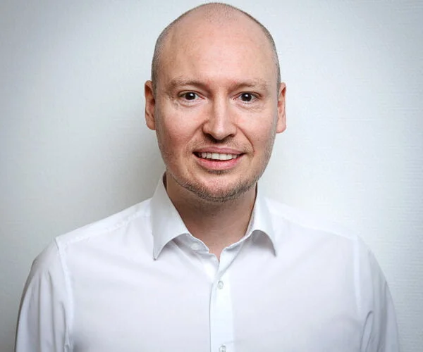 Prof. Dr. med. Dr. med. univ. Tim Godel, Facharzt für Radiologie und Neuroradiologie.